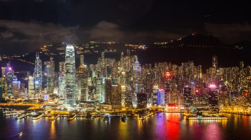 Esta área abarca el norte de la isla de Hong Kong y es el principal centro financiero del territorio, considerado el quinto más importante del mundo.