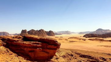 Las formaciones rocosas de Wadi Rum, conocidas como el «Valle de la Luna», son imponentes acantilados y arcos de arenisca y granito, esculpidos por la erosión a lo largo de […]