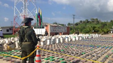 Guardacostas de Colombia y de Estados Unidos interceptaron una lancha en el Pacífico, frente a costas colombianas, decomisaron 2,5 toneladas de cocaína y detuvieron a cuatro hombres, informaron fuentes de […]