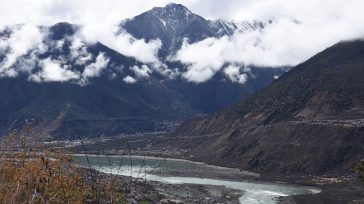 El río Yarlung Tsangpo, en su recorrido cerca al pico Namcha Barwa, forma uno de los cañones más profundos del mundo. Este tramo es conocido por su gran biodiversidad y […]