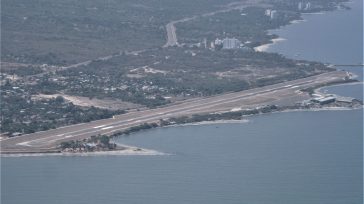Pista de aterrizaje del Aeropuerto Simón Bolívar de Santa Marta     Primicia Diario Santa Marta  El Aeropuerto Internacional Simón Bolívar de Santa Marta ha iniciado un ambicioso proyecto de […]