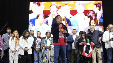 La frase  de Petro «Ni un paso atrás y jamás de rodillas»       Javier Sánchez Primicia Diario La frase «Ni un paso atrás y jamás de rodillas» se […]