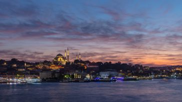 A la luz del crepúsculo, el Cuerno de Oro en Estambul revela una silueta hipnótica de cúpulas y minaretes otomanos que se iluminan sobre la orilla del mar. La escena […]