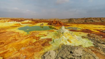 Dallol es un sistema hidrotermal volcánico en Etiopía, famoso por ser el lugar más caliente de la Tierra. Sus formaciones de azufre, sal y óxido crean un paisaje psicodélico con […]