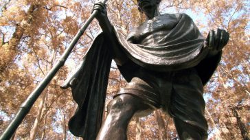 Estatua de Gandhi en Sao Paulo, obra de Gautam Pal.       María Angélica Aparicio P. Mahatma Gandhi leía con sus gafas bifocales, vestido con su khadi blanco de […]