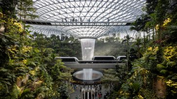 La cascada interior más grande del mundo es el Rain Vortex en el Aeropuerto Jewel Changi de Singapur, una espectacular caída de agua de 40 metros de altura que se […]