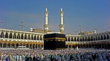 La Kaaba es el santuario más sagrado del Islam, un edificio cúbico en La Meca, Arabia Saudita, hacia donde los musulmanes dirigen sus oraciones. Simboliza la «Casa de Dios» (Bayt […]