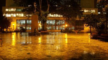 El histórico Parque Santander, antes un punto de encuentro familiar en Bogotá, ahora enfrenta la toma del espacio público por expendedores de drogas, con una marcada presencia de redes criminales […]