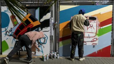 Exposición de 41 artistas y muralistas ganadores de la convocatoria «Ensayos sobre la felicidad en TransMi»     Cultura Primicia Diario En el marco de la «Bienal Internacional de Arte […]