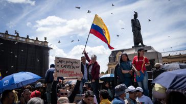 La presencia masiva buscó influir directamente en la deliberación de la Sala Plena de la Corte, que evaluaba tanto los argumentos de fondo de la ley como las posibles irregularidades […]