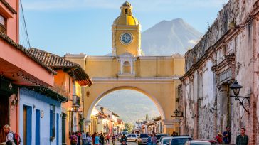 El Arco de Santa Catalina es un ícono colonial del siglo XVII en Antigua Guatemala, construido para que las monjas del convento cruzaran sin salir a la calle. Al fondo […]