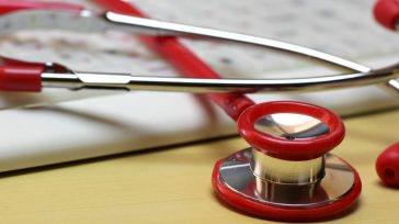 El fonendoscopio o estetoscopio       Robin Prieto Generalmente cuando asistimos a una cita médica, el galeno se coloca un aparato en los oídos y escucha los ruidos que […]