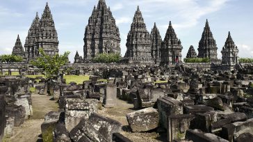 Prambanan, construido en Java durante la dinastía Sanjaya del Reino de Mataram, es un majestuoso complejo de templos hindúes caracterizado por sus altas y puntiagudas estructuras, un emblema de la […]