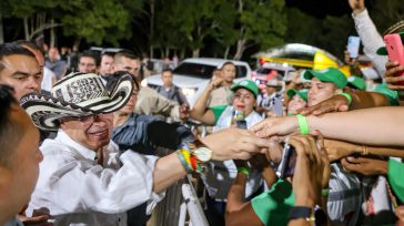 «El asunto es que como todas las borrascas llegan a un punto en que son incontrolables y nadie a su vez le simboliza al colombiano común el camino de salida, […]