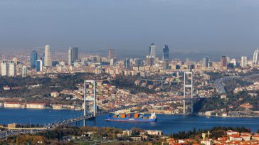 Estambul, puente entre Oriente y Occidente, se alza magistralmente en medio de dos continentes.  