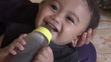 Bebes tomando café ante la falta de recursos económicos de sus padres para comprarles leche.    Gustavo Álvarez Gardeazábal El Porce Colombia antes de que llegara la cocaína ,era un […]