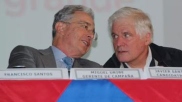Álvaro Uribe y Miguel Uribe Londoño., protagonistas del escándalo político de la derecha colombiana.  MIGUEL URIBE VS. DE LA ESPRIELLA: «NI RENUNCIO, NI ME RENUNCIAN» Javier Sánchez  Política La derecha […]