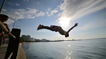 Los niños samarios han convertido el Caribe en su patio de recreo. Con una destreza casi mística, ejecutan acrobacias en el agua que desafían la gravedad, demostrando que en sus [&hellip;]