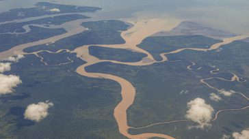 En la región de Tumaco, la imponente red de ríos serpentea a través de la densa selva húmeda hasta fundir sus aguas color tierra con la inmensidad del océano Pacífico. [&hellip;]