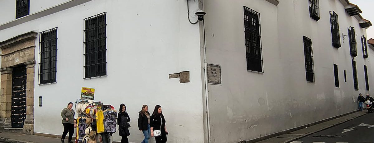 En una esquina emblemática de La Candelaria, la Casa de la Moneda custodia su legado histórico bajo la vigilancia de su icónico y antiguo reloj. Este recinto, pilar de la [&hellip;]