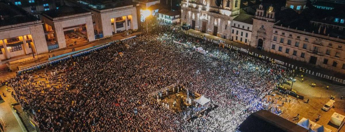 Petro ha extendido un llamado a la ciudadanía para volcarse a las plazas públicas  en defensa de la «soberanía y la democracia». &nbsp; &nbsp; Primicia Diario  Política    Bajo una [&hellip;]