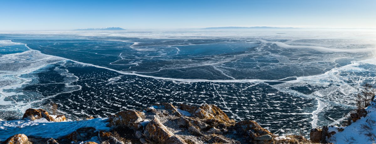 El cristalino resplandor del primer hielo abraza el extremo noreste de Olkhon, revelando la silueta más profunda del lago Baikal en un espectáculo de quietud gélida. Esta panorámica, donde el [&hellip;]