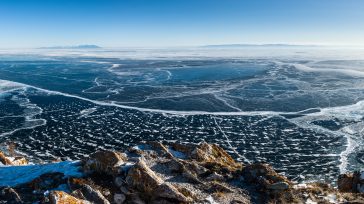 El cristalino resplandor del primer hielo abraza el extremo noreste de Olkhon, revelando la silueta más profunda del lago Baikal en un espectáculo de quietud gélida. Esta panorámica, donde el [&hellip;]