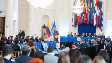 Petro reafirmó ante la OEA que «ningún país debe invadir a otro», rechazando cualquier intervención militar en Venezuela y abogando por la legalidad internacional. Propuso reestructurar la Carta Democrática para [&hellip;]