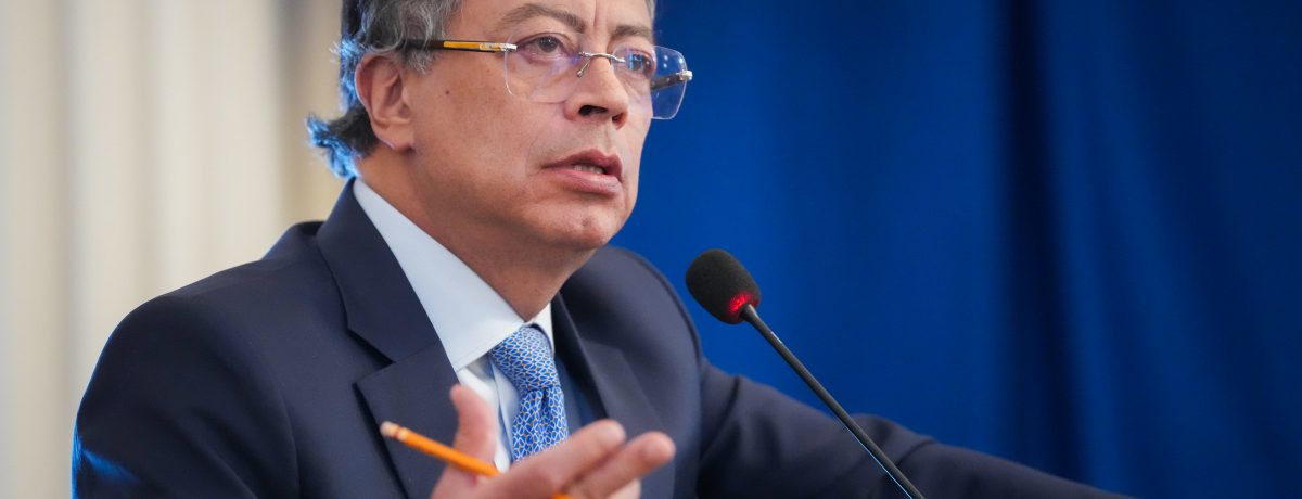 Gustavo Petro Urrego, presidente de los clolombianos.  Javier Sánchez  política  El escenario político nacional registra un nuevo episodio de tensión institucional tras las recientes declaraciones del presidente Gustavo Petro. El [&hellip;]