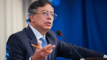 Gustavo Petro Urrego, presidente de los clolombianos.  Javier Sánchez  política  El escenario político nacional registra un nuevo episodio de tensión institucional tras las recientes declaraciones del presidente Gustavo Petro. El [&hellip;]