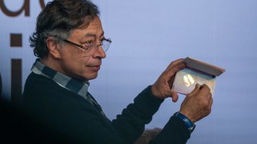 El presidente Petro le entregó a Colombia el nuevo pasaporte de alta tecnología con estándares globales. &nbsp; &nbsp; Primicia Diario El presidente Gustavo Petro presentó el nuevo modelo de pasaporte colombiano, [&hellip;]