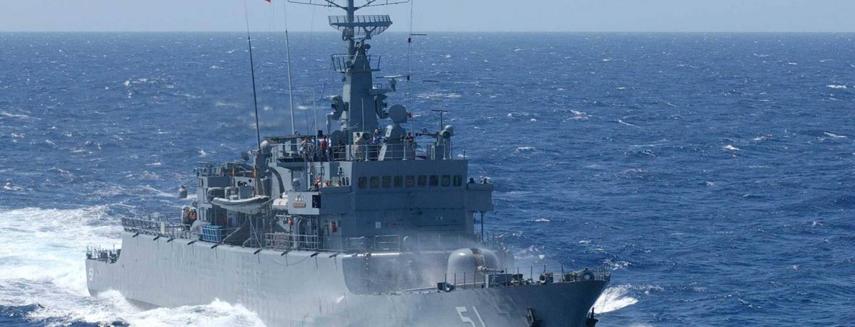 33.000 marinos custodian con honor la inmensidad del azul de nuestra bandera. Es la fuerza que protege nuestra soberanía marítima y asegura la paz en ambos océanos.