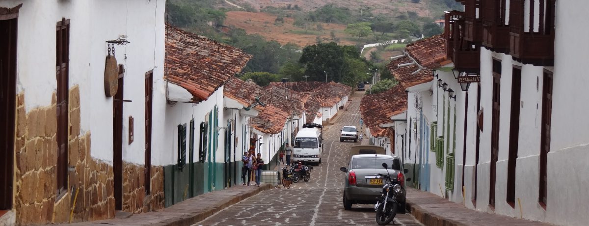 Esta pintoresca calle de Barichara destaca por su impecable arquitectura colonial en tapia pisada y tejados de barro. El característico suelo de piedra amarillenta desciende suavemente, abriendo una vista privilegiada [&hellip;]