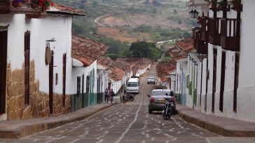 Esta pintoresca calle de Barichara destaca por su impecable arquitectura colonial en tapia pisada y tejados de barro. El característico suelo de piedra amarillenta desciende suavemente, abriendo una vista privilegiada [&hellip;]