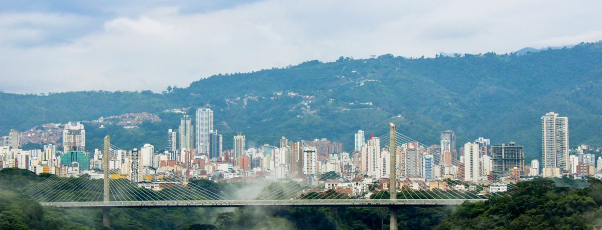 Bucaramanga, conocida como la «Ciudad Bonita», es un próspero centro urbano andino que destaca por sus más de setenta parques y un clima primaveral constante. Como capital de Santander, se [&hellip;]