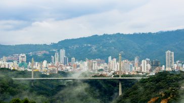Bucaramanga, conocida como la «Ciudad Bonita», es un próspero centro urbano andino que destaca por sus más de setenta parques y un clima primaveral constante. Como capital de Santander, se [&hellip;]
