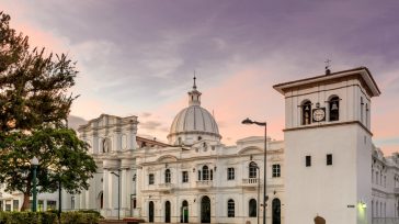 La Torre del Reloj se erige como la «nariz de Popayán», un símbolo colonial de 1673 que custodia el centro histórico con su imponente estructura de ladrillo. La  Catedral Basílica [&hellip;]