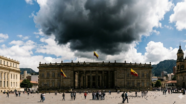 Bajo un cielo amenazante, el Capitolio se alza como el centro de atención, mientras una gran nube negra se cierne sobre él, creando una atmósfera dramática, con 200 aspirantes cuestionados [&hellip;]