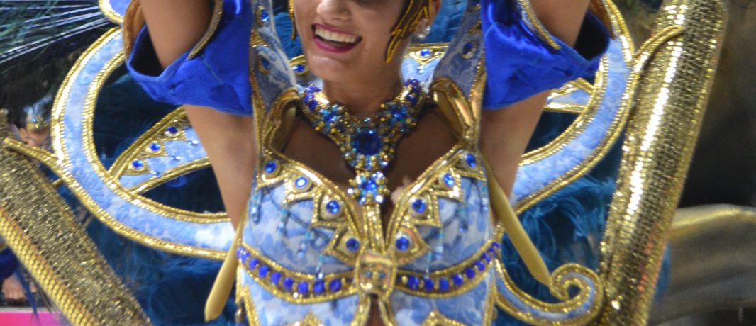 La bailarina personifica el esplendor del litoral argentino, luciendo un vestuario artesanal que integra la fastuosidad y el diseño textil característicos de los corsódromos de Corrientes y Entre Ríos. &nbsp; [&hellip;]