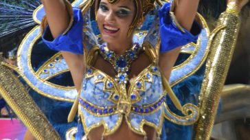 La bailarina personifica el esplendor del litoral argentino, luciendo un vestuario artesanal que integra la fastuosidad y el diseño textil característicos de los corsódromos de Corrientes y Entre Ríos. &nbsp; [&hellip;]