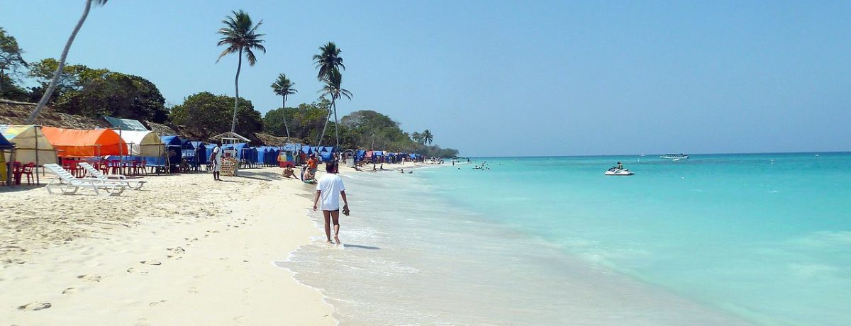 Litoral del Atlántico Isla Baru en Cartagena, Colombia. &nbsp; &nbsp; Cuando el presidente Petro propuso sustituir las divisas del petróleo y el carbón por el turismo, la oposición y los [&hellip;]