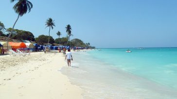 Litoral del Atlántico Isla Baru en Cartagena, Colombia. &nbsp; &nbsp; Cuando el presidente Petro propuso sustituir las divisas del petróleo y el carbón por el turismo, la oposición y los [&hellip;]