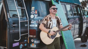 Manu emerge como una voz que apuesta por la autenticidad y el arraigo. &nbsp; En un panorama musical donde la inmediatez suele desplazar a la lírica, el cantautor colombiano Manu [&hellip;]