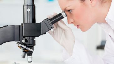 El microscopio no es solo una herramienta; es el símbolo de una convicción científica: que en lo más profundo de la materia se encuentran las respuestas para comprender la vida [&hellip;]