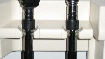 Oftalmoscopio &nbsp; &nbsp; Robin Prieto &nbsp; La historia del oftalmoscopio es, en esencia, la crónica de un asombro: el descubrimiento de que el interior del ojo podía observarse en vivo [&hellip;]