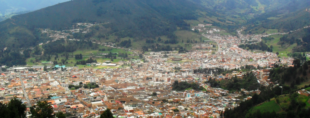 Pamplona es una histórica ciudad colonial situada en la cordillera Oriental, reconocida como la «Ciudad Mitrada» y «Ciudad Estudiantil» por su profunda herencia religiosa y su vibrante vida universitaria.