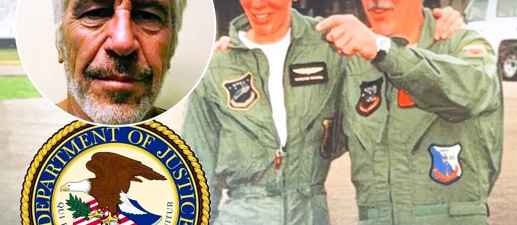 La imagen documenta a Ghislaine Maxwell luciendo un uniforme oficial de la Fuerza Aeroespacial Colombiana. En este registro, la socialité posa junto al entonces presidente Andrés Pastrana tras pilotar la [&hellip;]