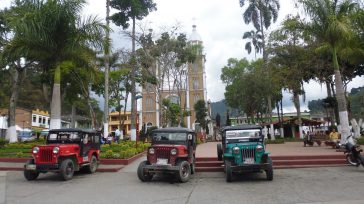 Esta emblemática plaza destaca por su diseño de diez entradas y la imponente Iglesia San José, conservando la esencia del «Pueblito Paisa del Quindío». Es el epicentro de la cultura [&hellip;]