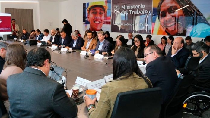 El ministro de Trabajo, Antonio Sanguino Páez, explicó que la posición compartida por empresarios y sindicatos es mantener el aumento, para evitar incertidumbre en el mercado laboral y en la economía. &nbsp; [&hellip;]