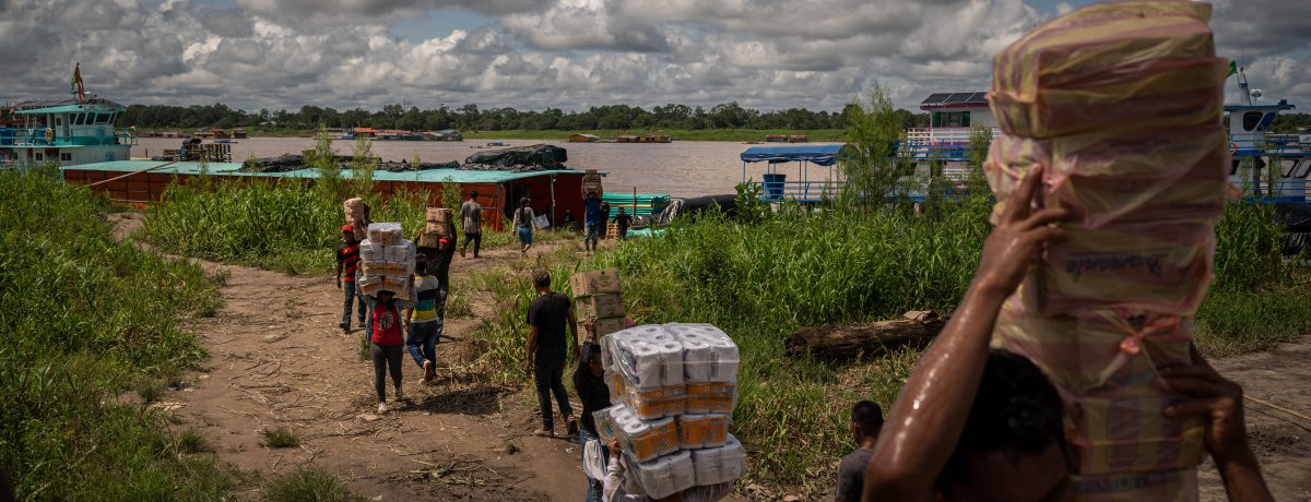 En la frontera entre Perú, Colombia y Brasil, una alianza entre disidencias colombianas, grupos de crimen organizado brasilero y narcos peruanos devasta la amazonía. &nbsp;